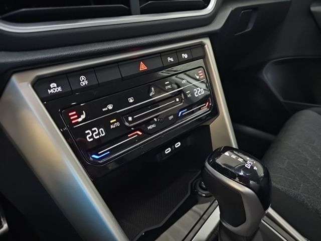 Fahrzeugabbildung Volkswagen T-Roc 1.5 TSI DSG Move AHK NAVI RFK SHZ