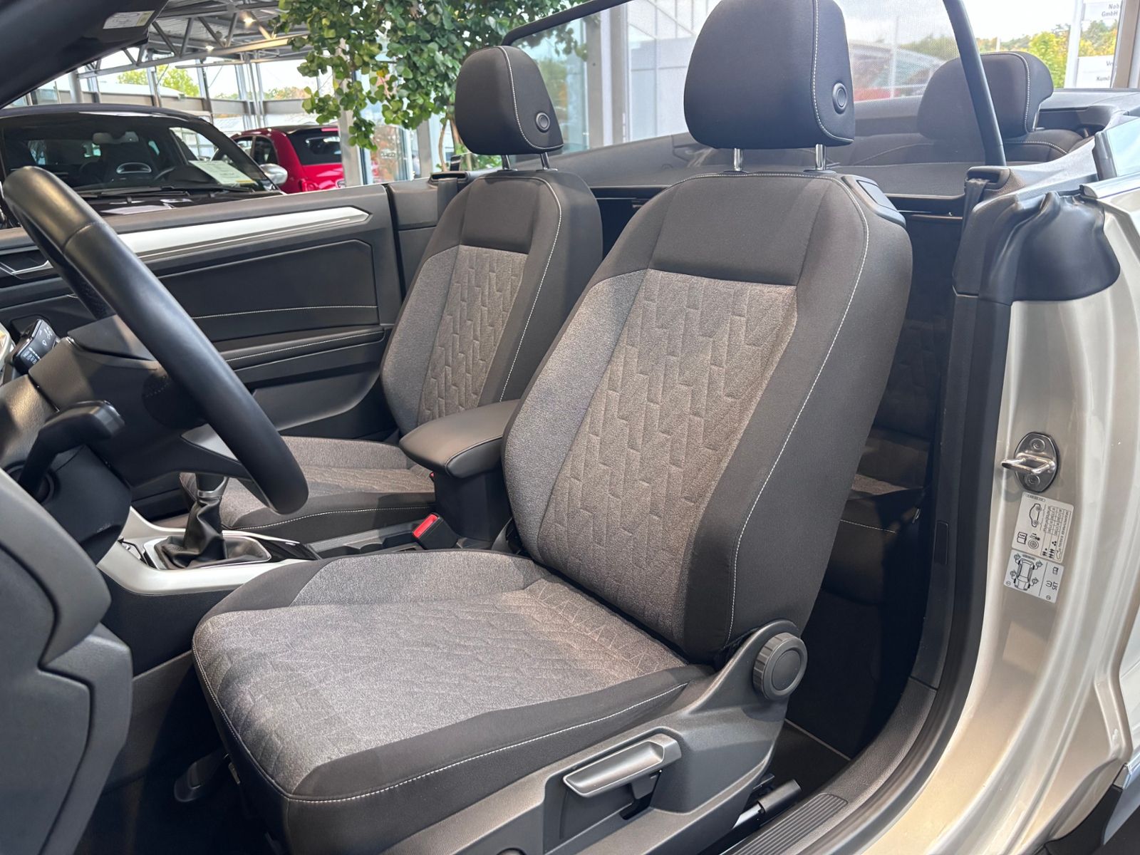 Fahrzeugabbildung Volkswagen T-Roc Cabriolet Move RFK LED NAVI ALU