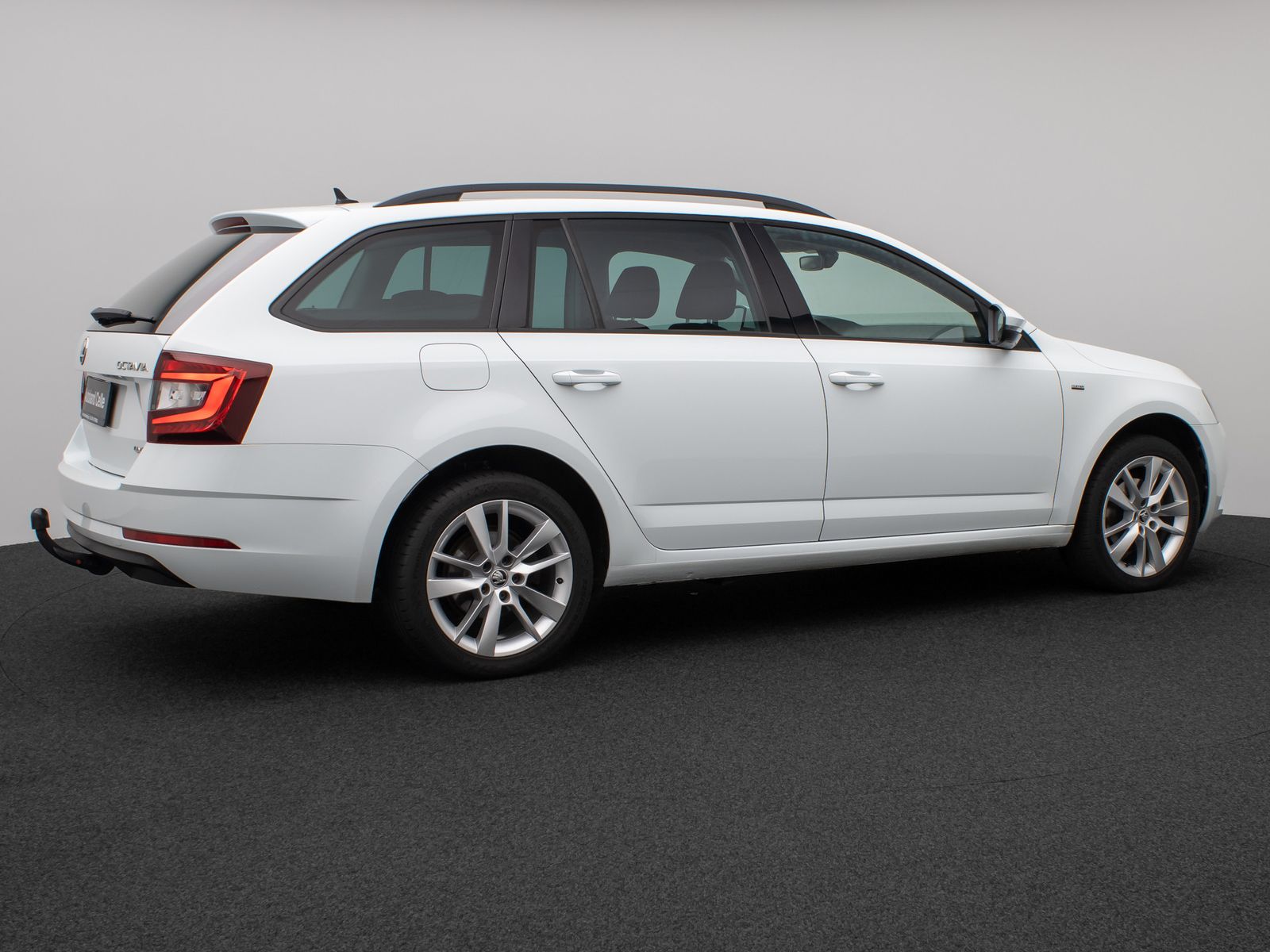 Fahrzeugabbildung SKODA Octavia Combi Clever 4x4 Aut. Panorama AHK 8Fach