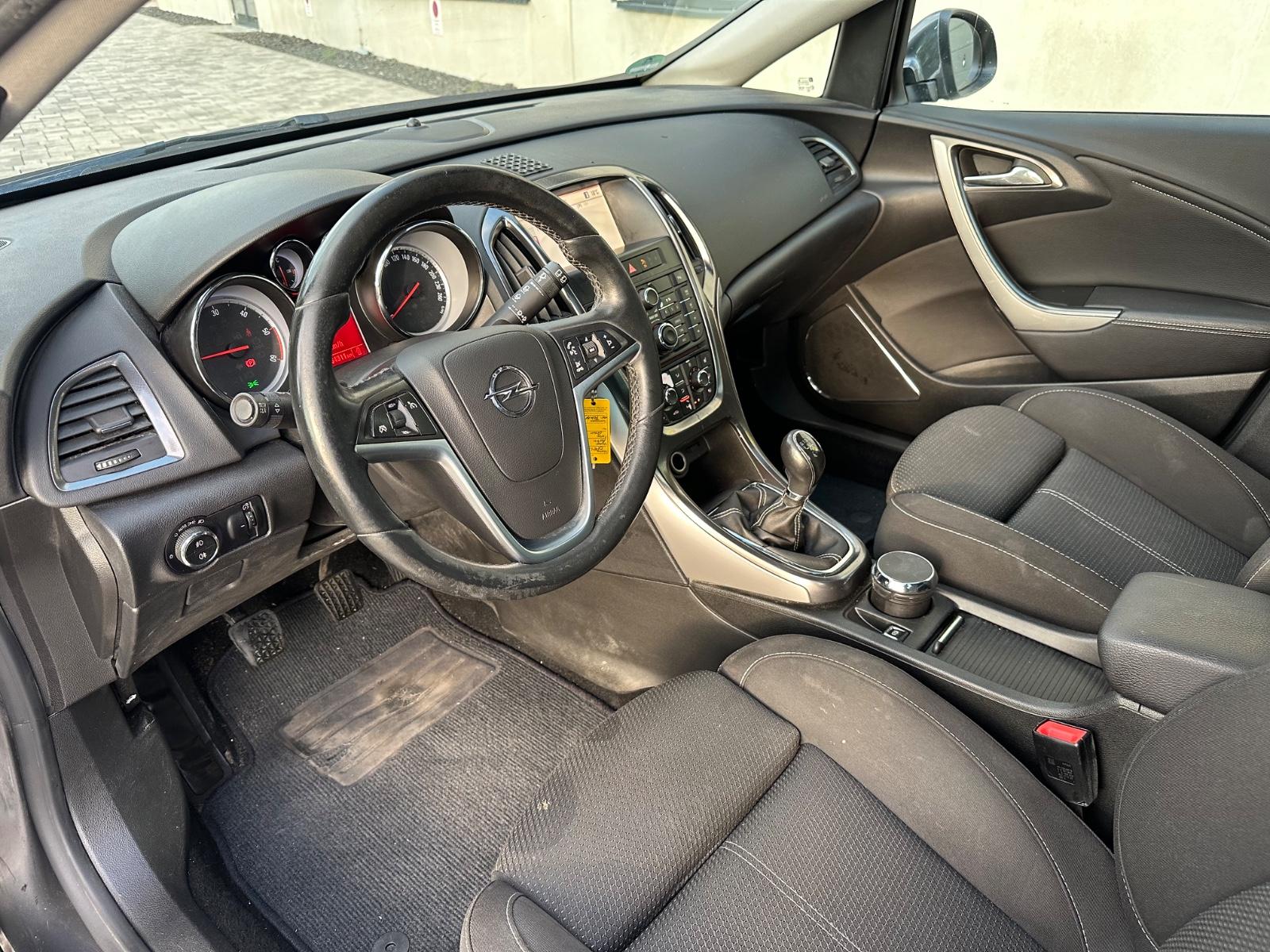 Opel Astra 2011 — photo 23