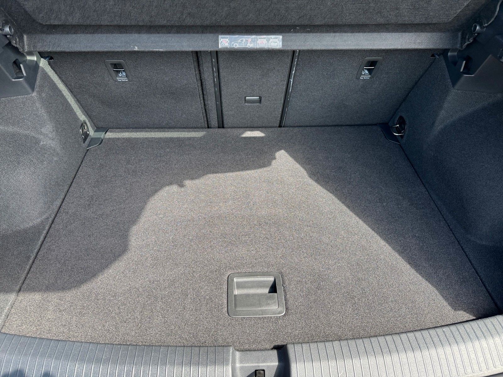 Fahrzeugabbildung Volkswagen T-Roc Sport R-Line 1.5 TSI