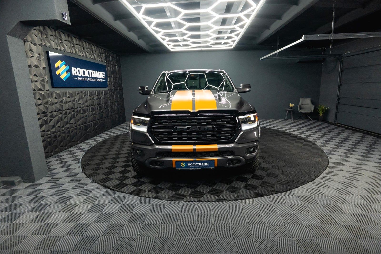Fahrzeugabbildung Dodge RAM 5.7 V8 HEMI 4x4 OFFROAD Night-Paket *LED*19%