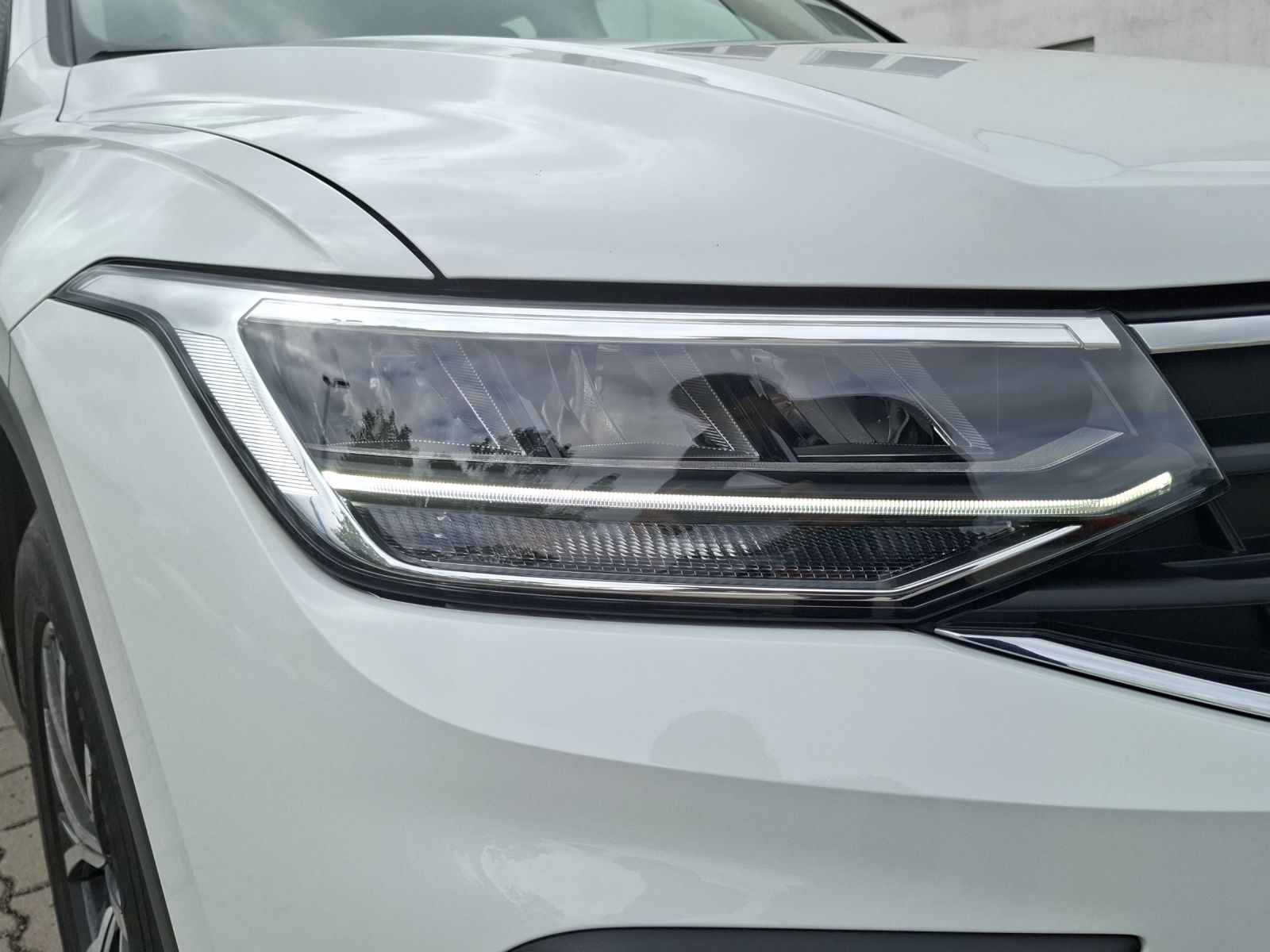 Fahrzeugabbildung Volkswagen Tiguan TSI Life DSG LED AHK Navi ACC RFK SH