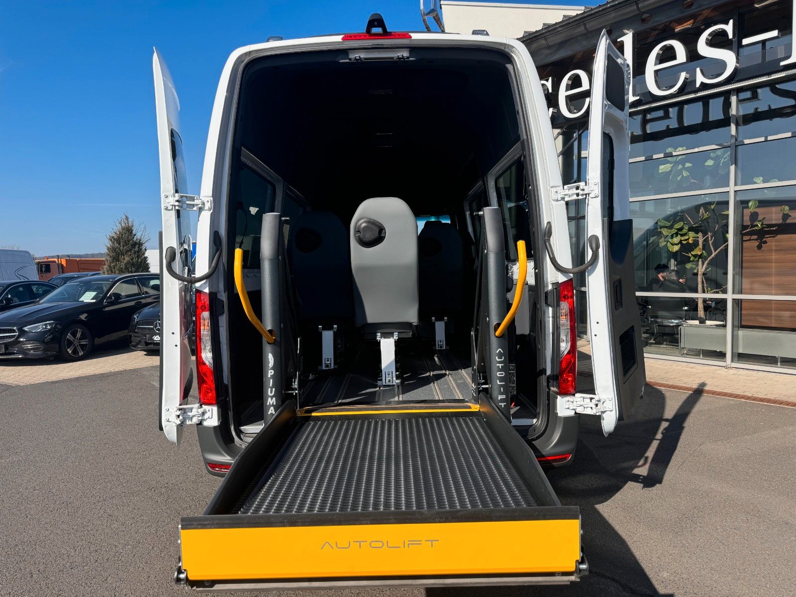 Fahrzeugabbildung Mercedes-Benz Sprinter 317 CDI Rollstuhl/Behinderten Lift