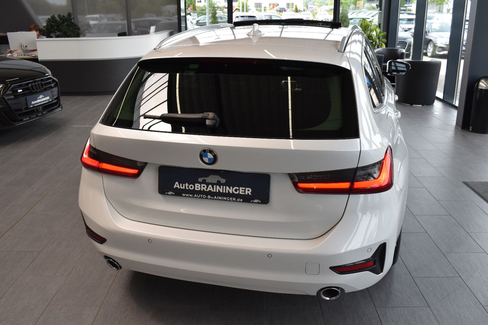 BMW 320d Touring Aut. Advantage Laser~Pano~LiveC~HUD foto 6