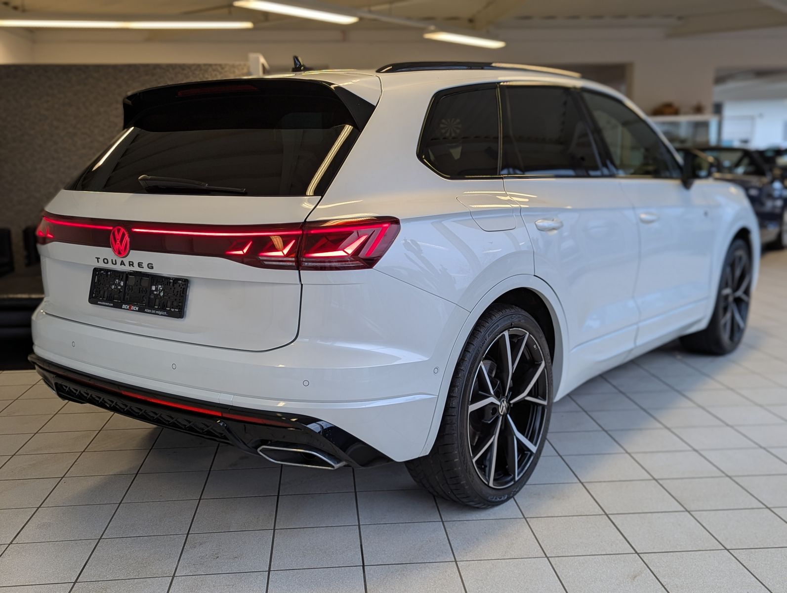 Fahrzeugabbildung Volkswagen Touareg 3.0TDI 4M R-Line VOLL Black 22" UPE 114T