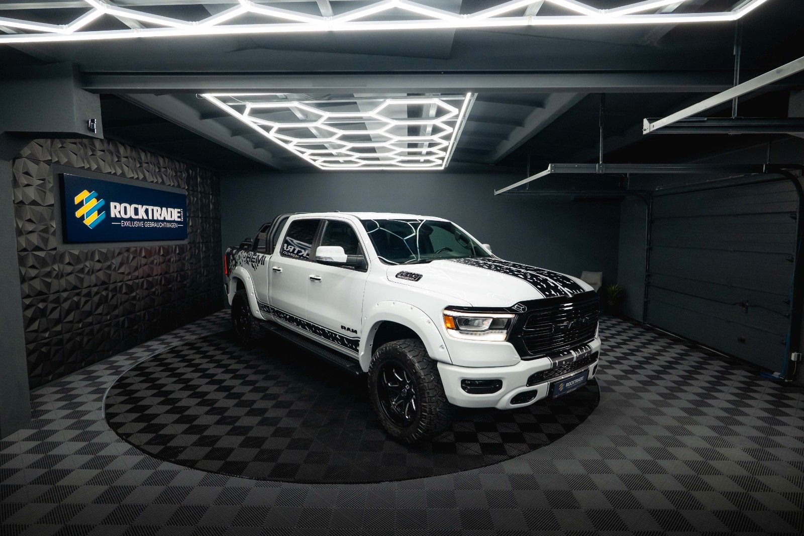 Fahrzeugabbildung Dodge RAM 5.7 V8 HEMI 4x4 OFFROAD Night-Paket *LED*