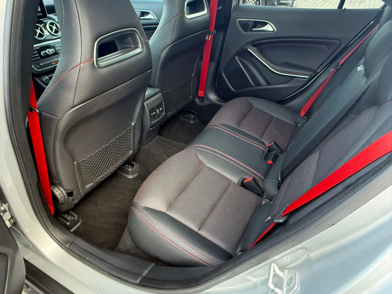 Fahrzeugabbildung Mercedes-Benz GLA 200 AMG Line PANO NAVI LEDER PDC WINTERRÄDER