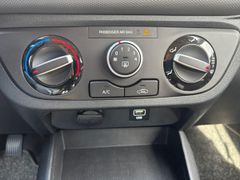 Fahrzeugabbildung Hyundai i10 Select KLIMAANLAGE PDC SITZHEIZUNG TEMPOMAT