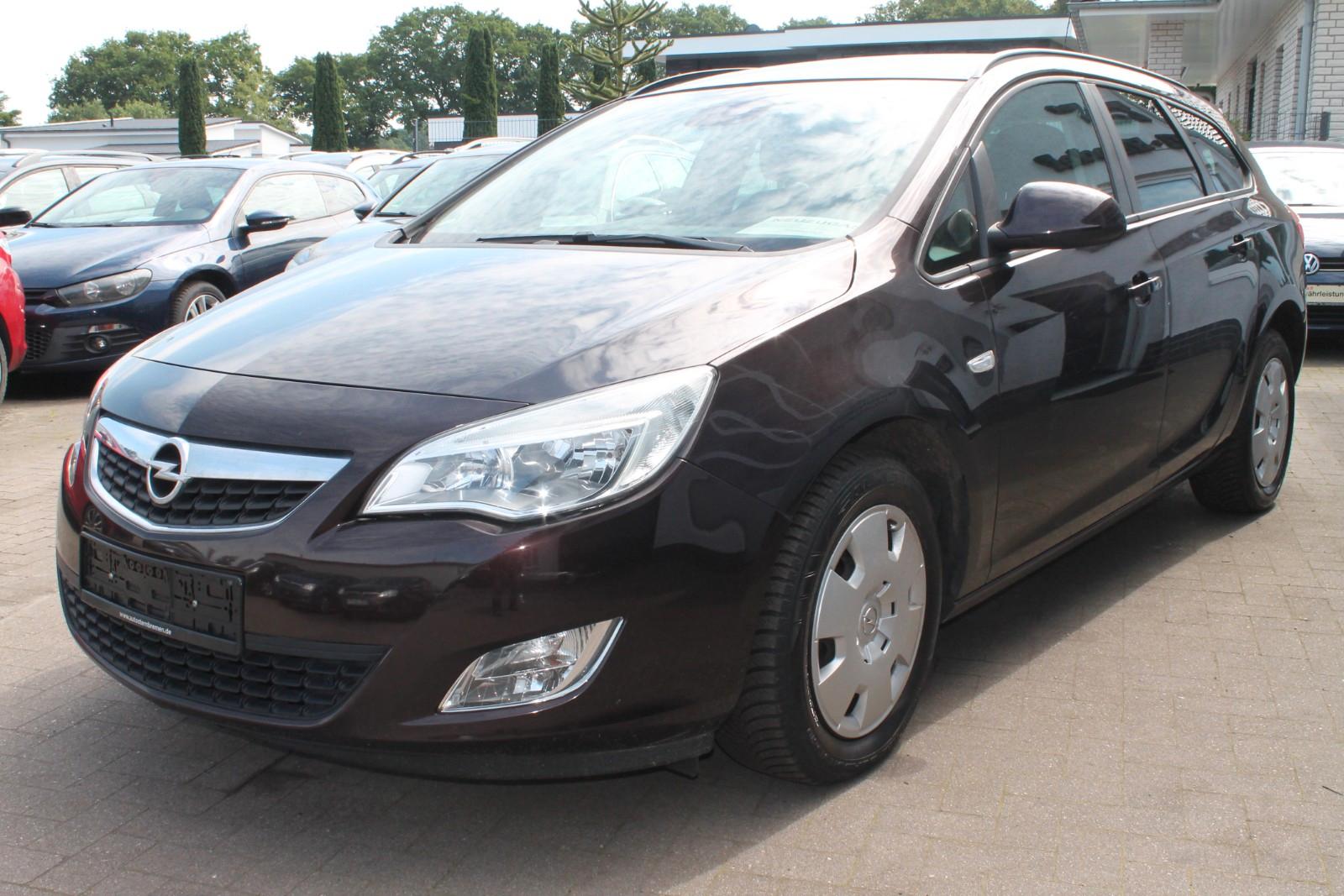 Opel Astra 2011 — rear view