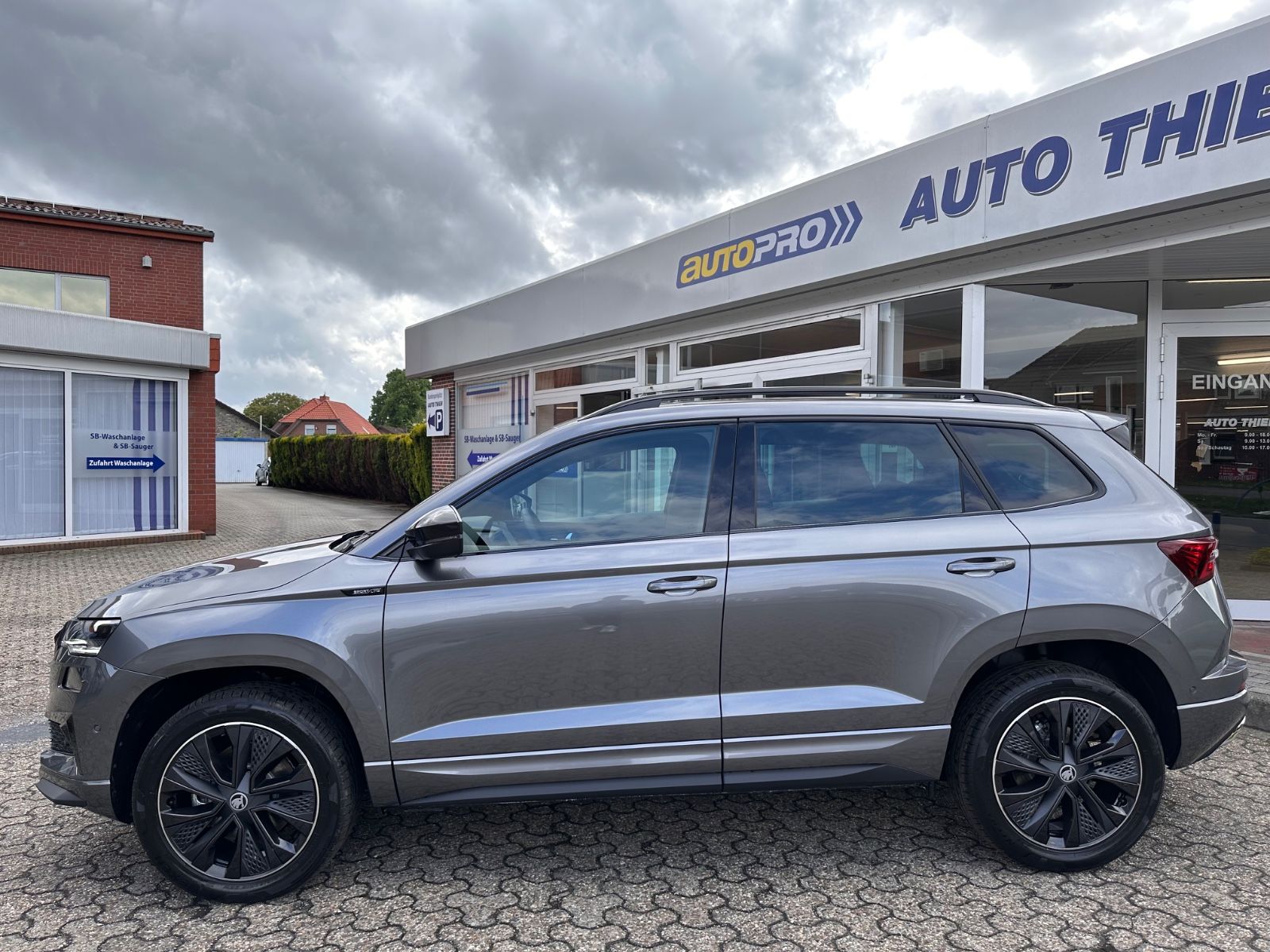 Fahrzeugabbildung SKODA Karoq Sportline 1.5 TSI DSG Matrix/AHK/Navi/ACC