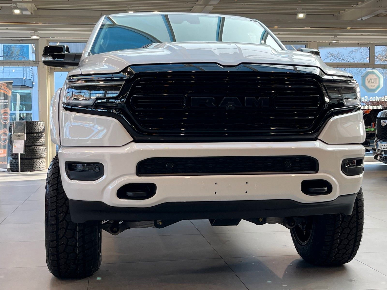 Fahrzeugabbildung Dodge RAM 1500 Limited Night "Arctic Warrior"
