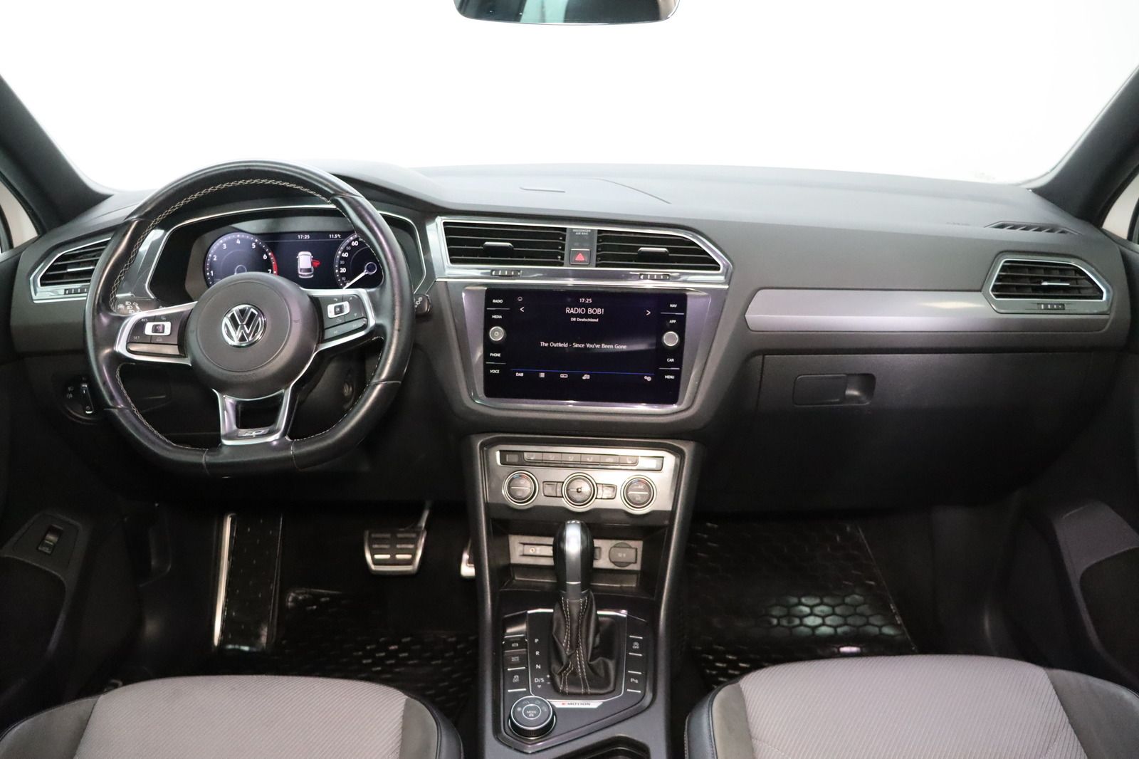 Fahrzeugabbildung Volkswagen Tiguan 2.0 TSI 4 Motion R-line Highline * Pano *