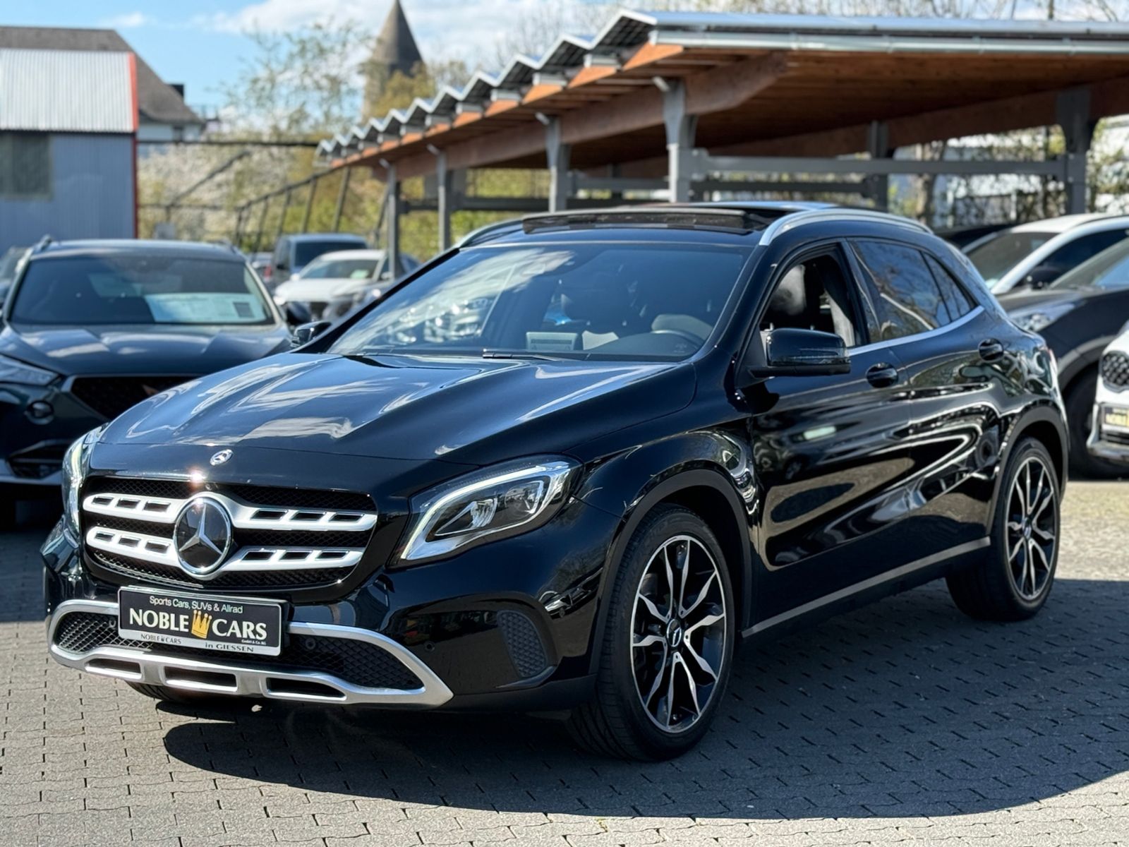 Fahrzeugabbildung Mercedes-Benz GLA 250 4Matic STNDHZ PANO DISTR 360°