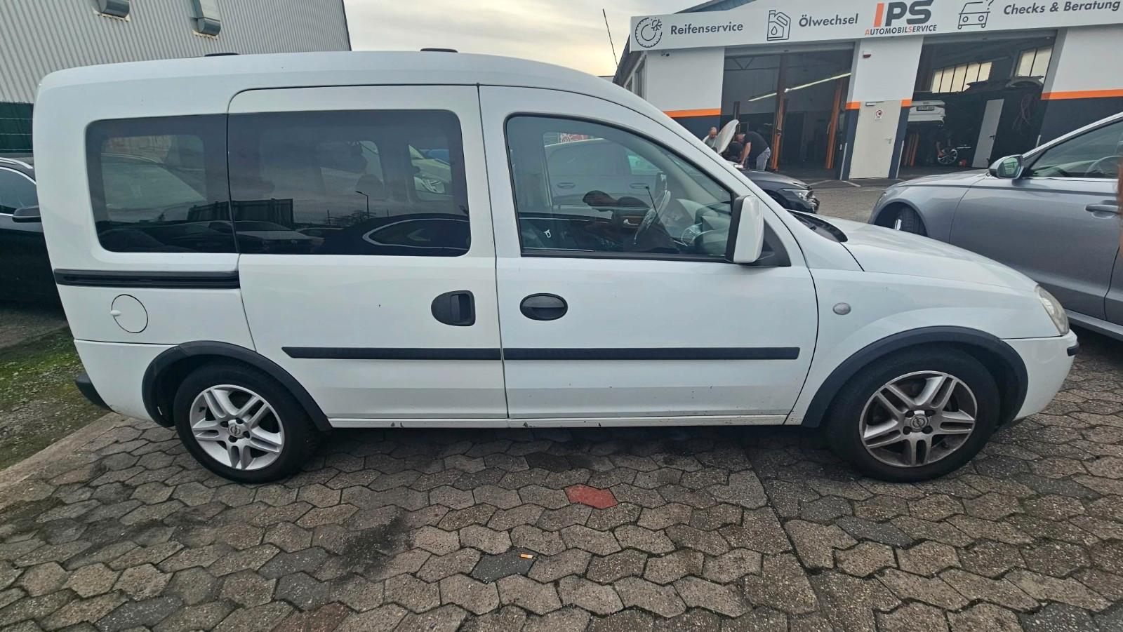Opel Combo 2010 — interior