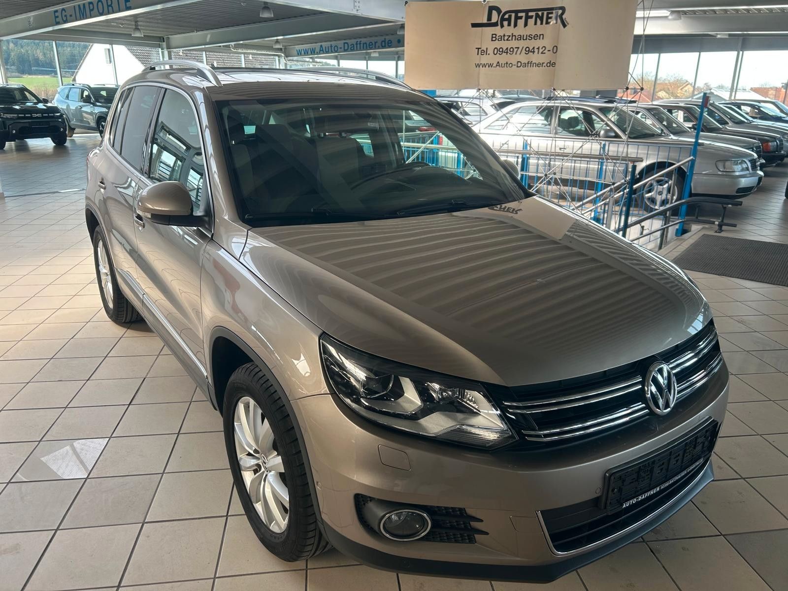 Volkswagen Tiguan - 1