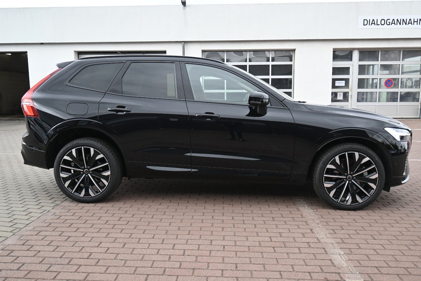 Fahrzeugabbildung Volvo XC60 T8 RC AWD Ultra Dark*LUFT*AHK*ACC*FACELIFT