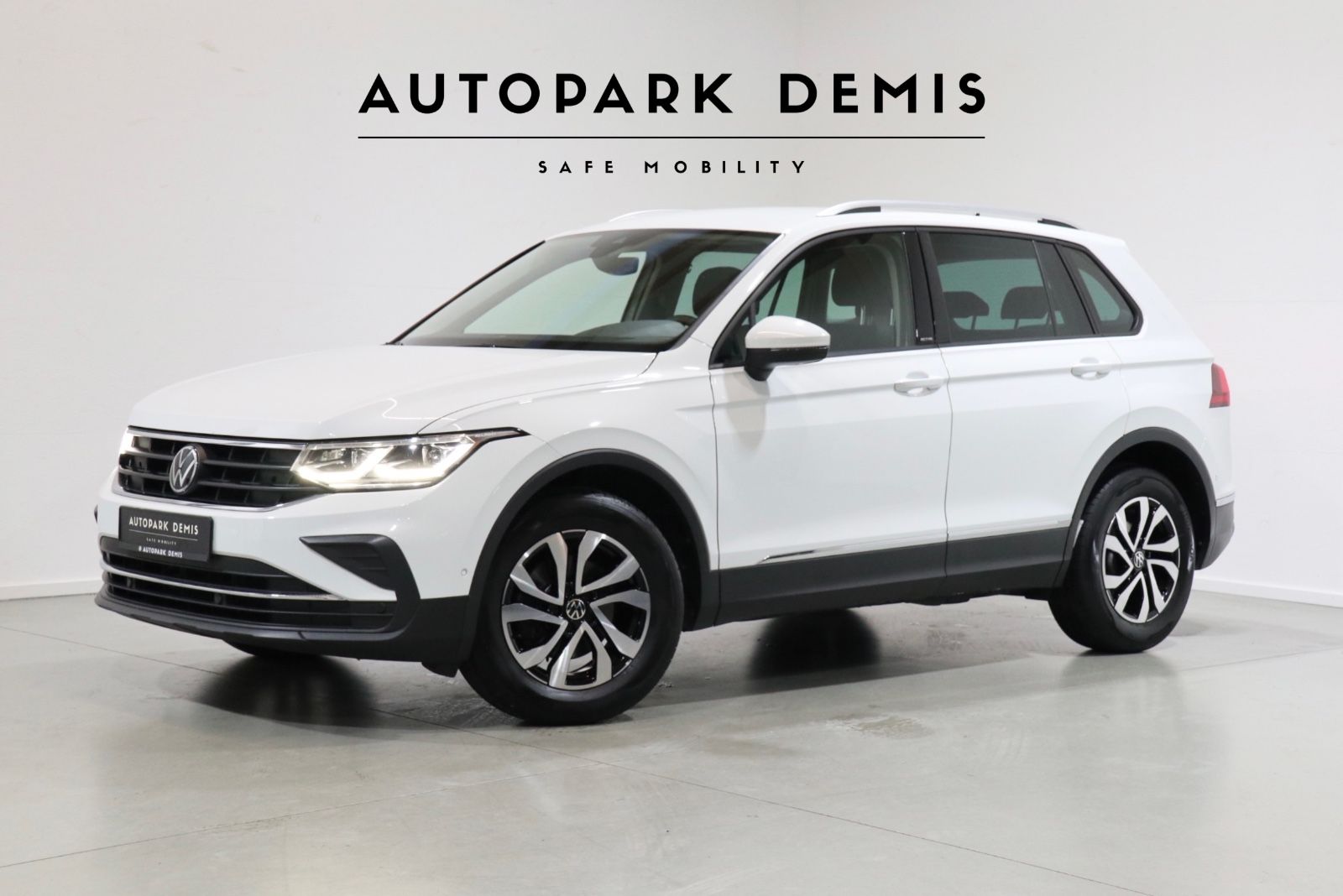Volkswagen Tiguan - 1