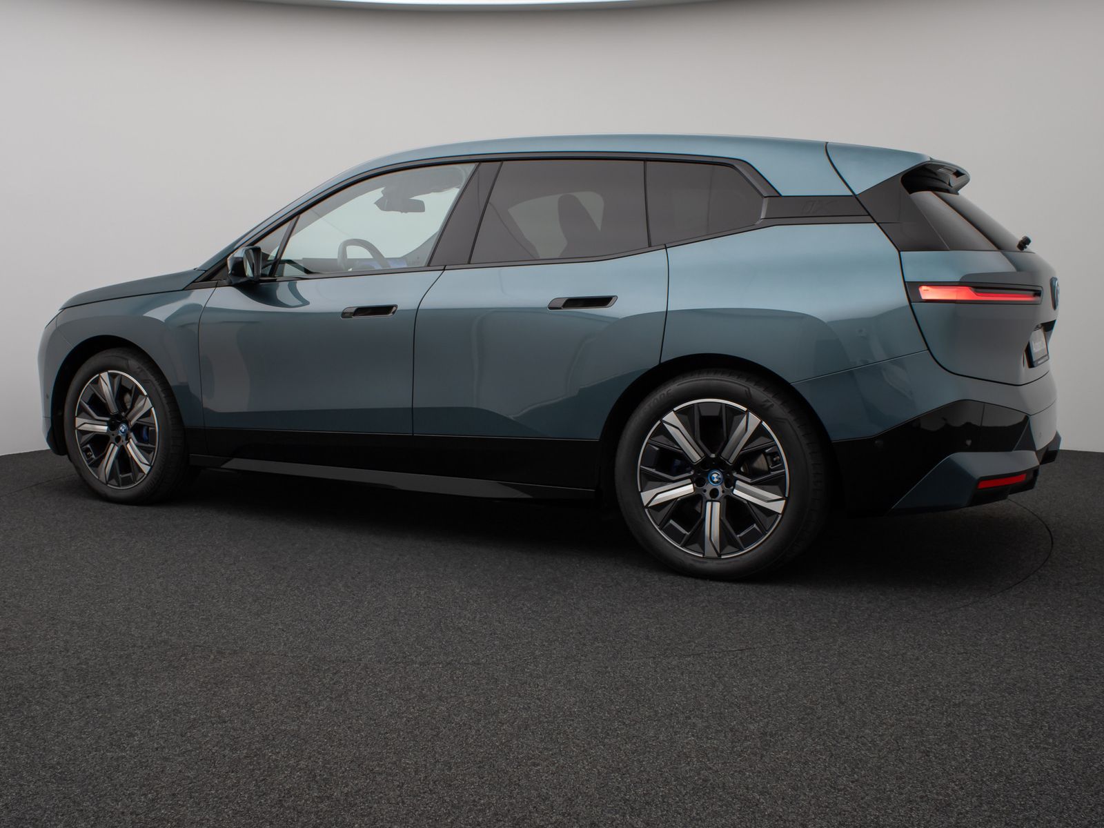 Fahrzeugabbildung BMW iX xD40 Sport Panorama 360° Laser DAB H/K 21Zoll