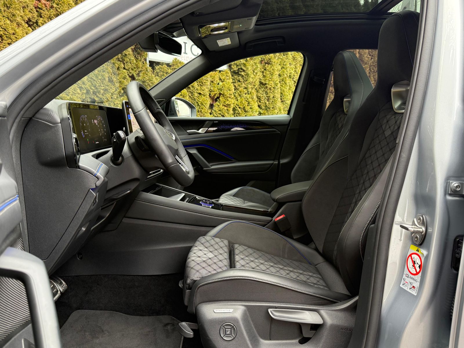 Fahrzeugabbildung Volkswagen Tiguan 2.0TSI DSG 4M R-Line MATRIX+PANO+AHK+360°