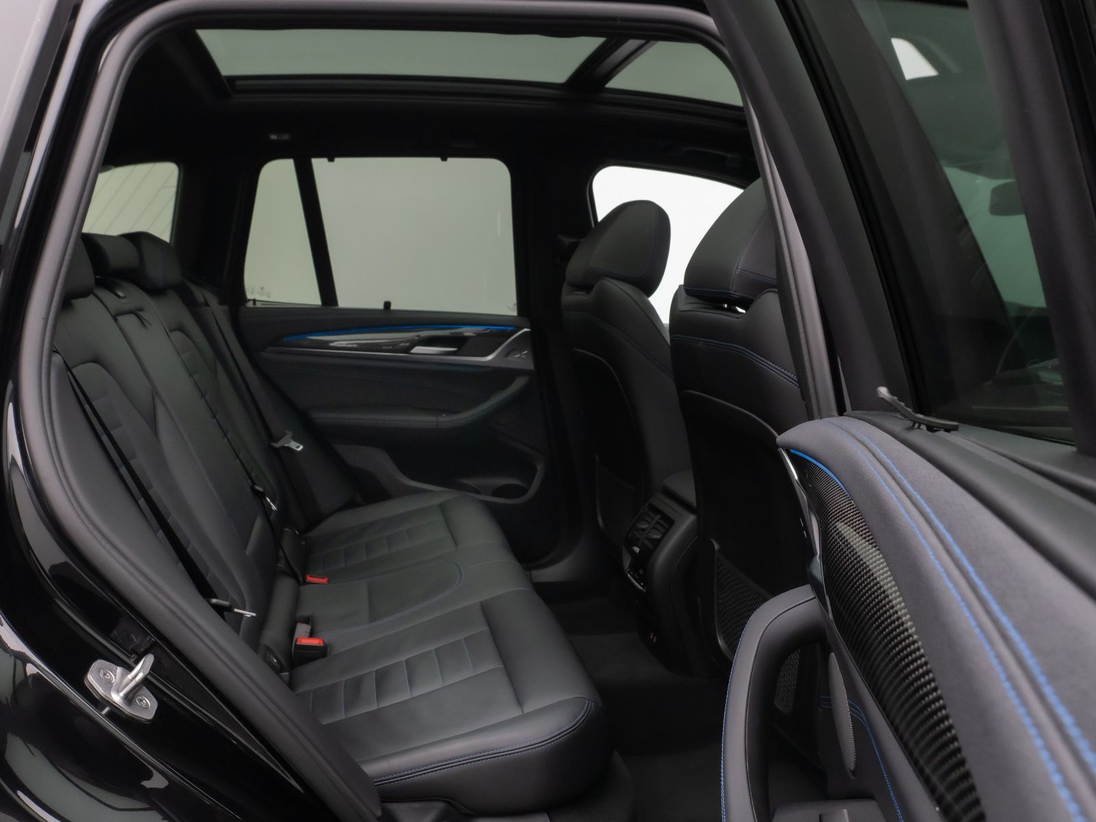 Fahrzeugabbildung BMW X3 xD30e M Sport Panorama Kamera HUD DAB H/K 21"