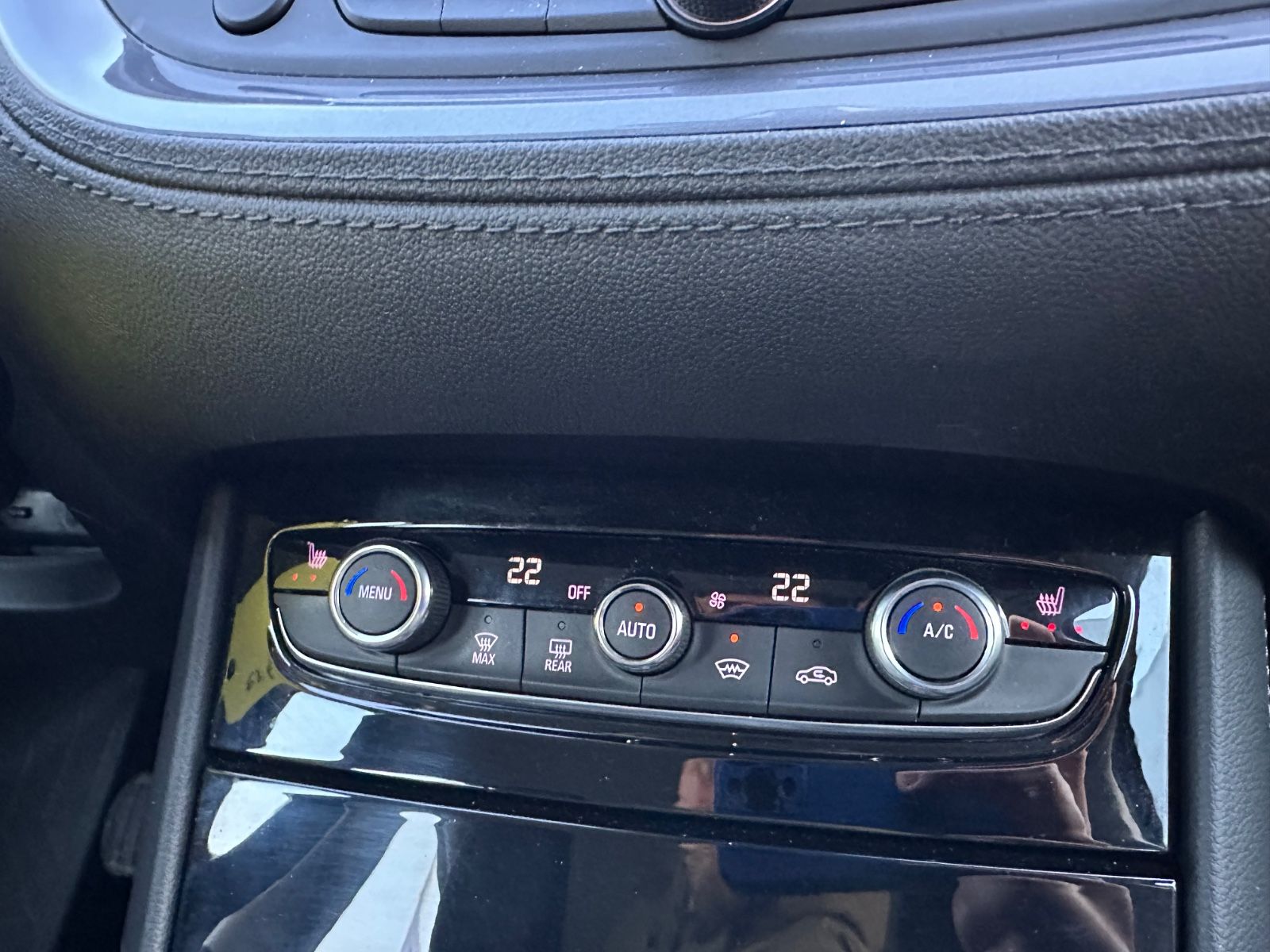 Fahrzeugabbildung Opel Grandland (X) 1.2 Turbo Navi/LED/SHZG/APP/GRA