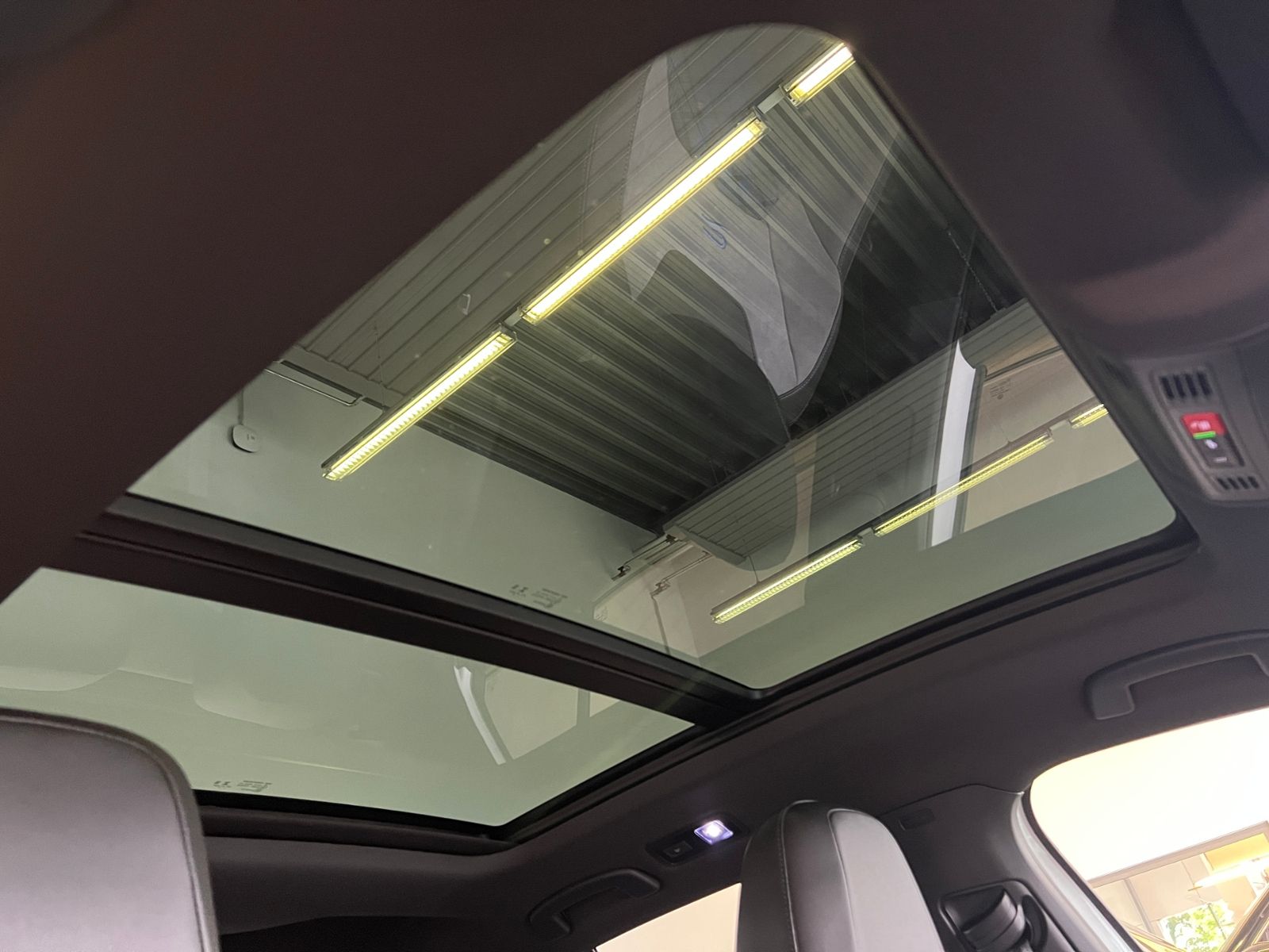 Fahrzeugabbildung Volkswagen T-Roc R 2.0 TSI DSG 4Motion*R-Performance, Black