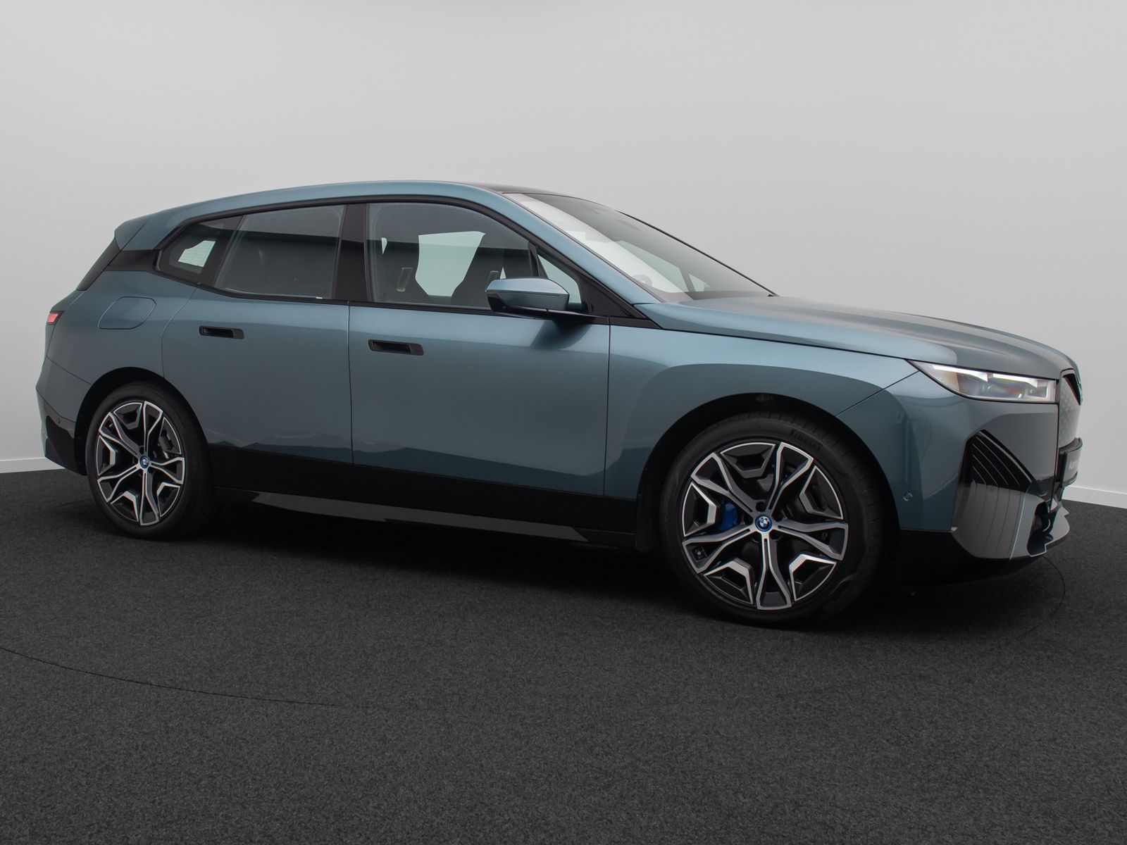 Fahrzeugabbildung BMW iX xD40 Sport AHK SkyLounge 360° DAB H/K 22Zoll