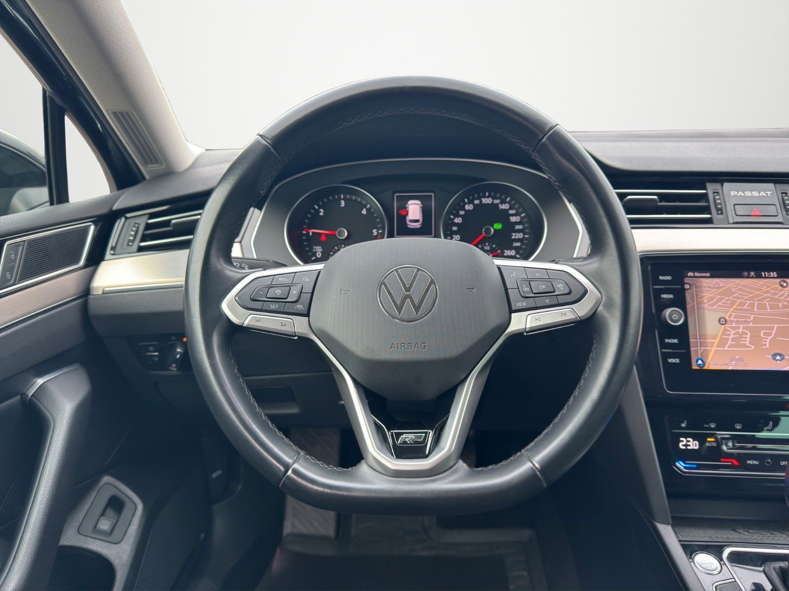 Fahrzeugabbildung Volkswagen PASSAT VAR. 2.0 TDI 200PS R-LINE 18" MATRIX DCC