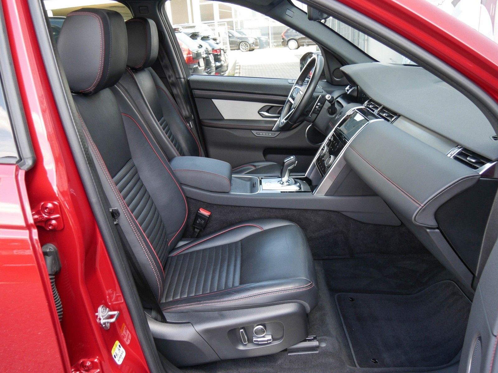 Land Rover Discovery Sport P300e R-Dynamic SE Black Pack -  imagem 3