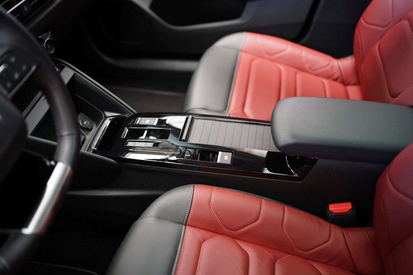 Fahrzeugabbildung Citroën C4 PureTech 155 EAT8 Shine Automatik Leder Navi