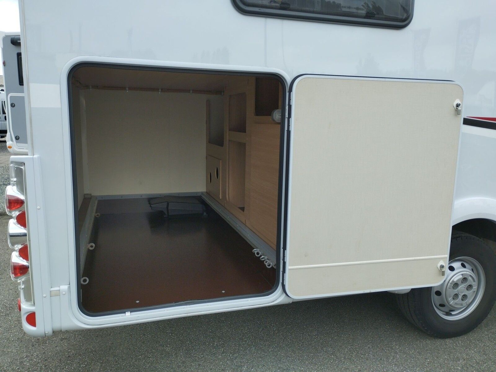 Fahrzeugabbildung Sunlight T 68 Radio, Rückfahrkamera