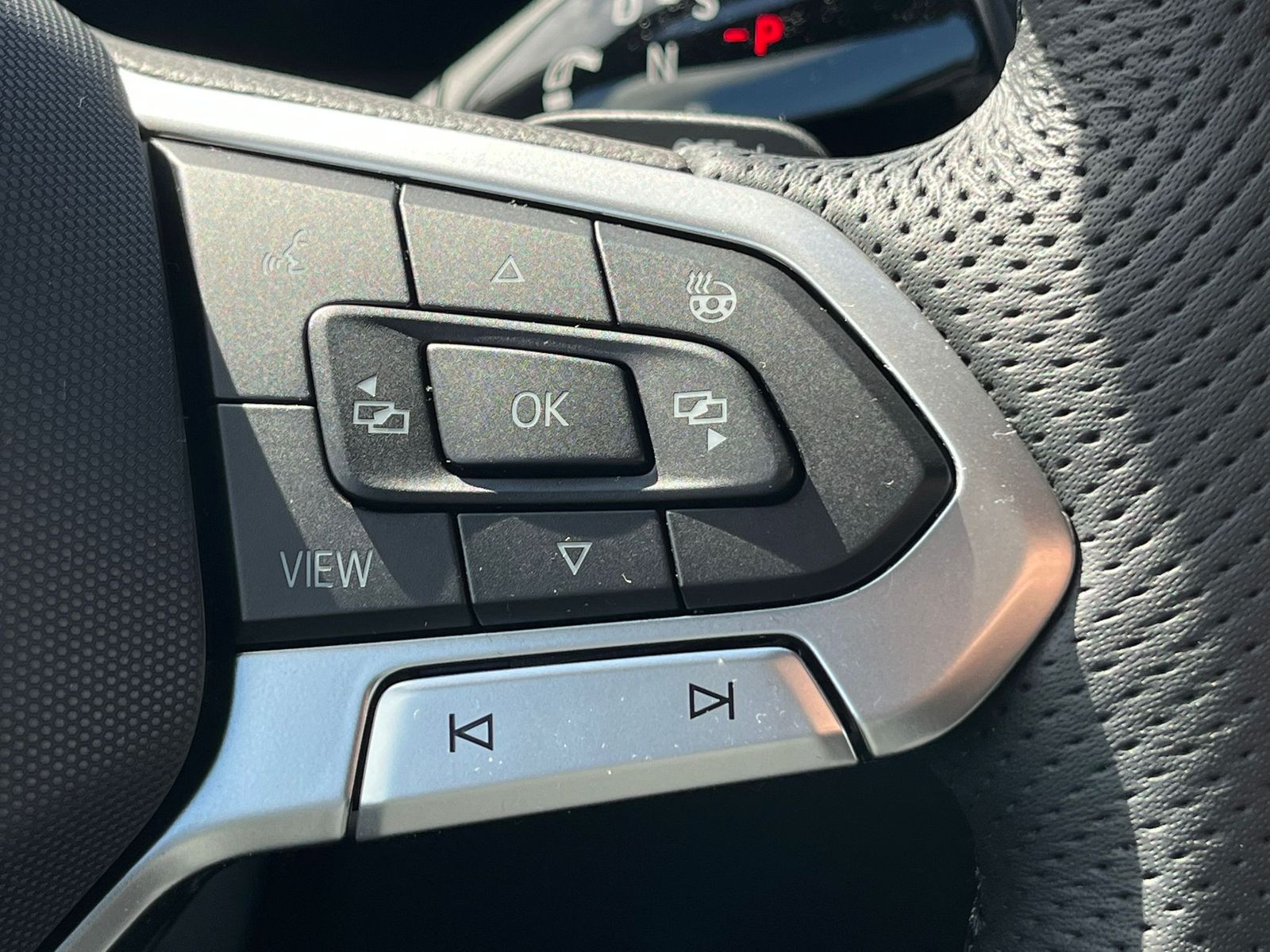 Fahrzeugabbildung Volkswagen Tiguan 2.0 TDI 4M R-Line PANO*H&K*AHK*MATRIX*20"