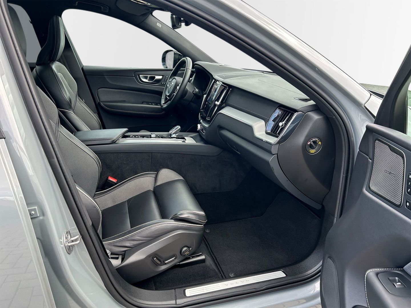 Volvo XC60 B4 Diesel AWD Ultimate Dark 21'' ACC AHK Lu foto 3