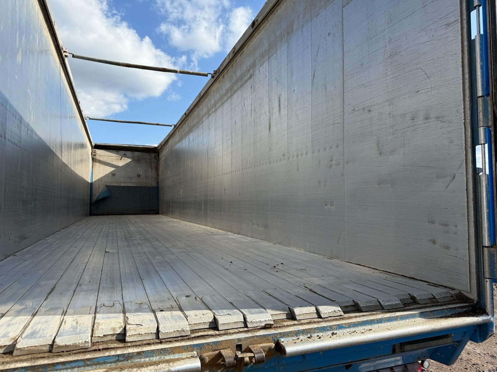 Fahrzeugabbildung Knapen K100 Schubboden 92m³ Powersheet 10mm Boden