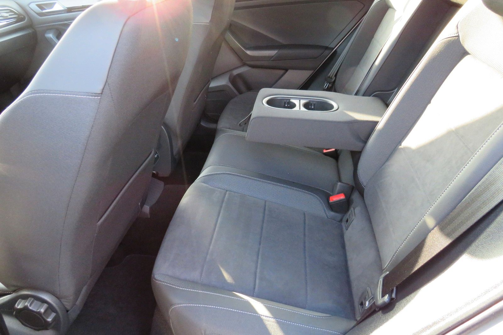 Fahrzeugabbildung Volkswagen T-Roc R-LINE AHK DCC ACC NAVI KAMERA 8-FACH 1.H