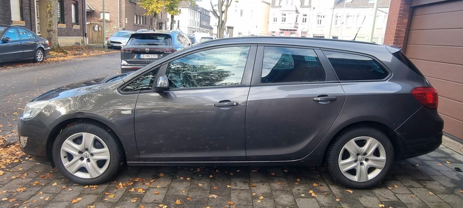 Opel Astra 2012 — photo 19