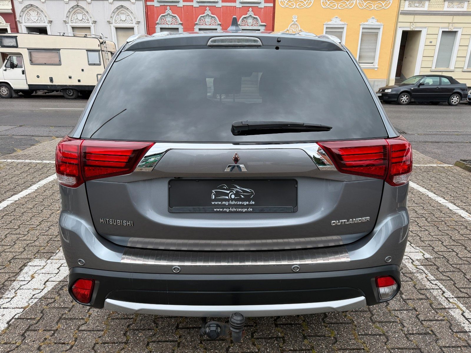 Fahrzeugabbildung Mitsubishi Outlander Top 4WD 7-SITZER AHK LEDER NAVI KAMERA