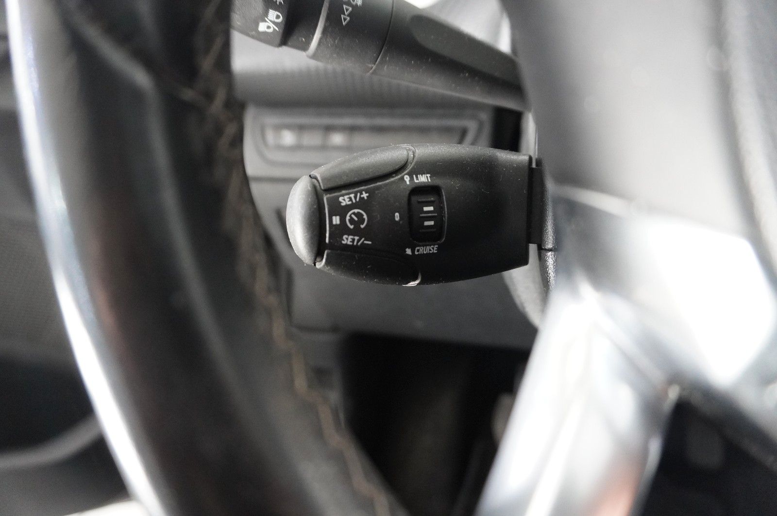 Fahrzeugabbildung Peugeot 2008 1.2 ALLURE NAVI/LED/KAMERA/SHZ/SPORT/TEMP.