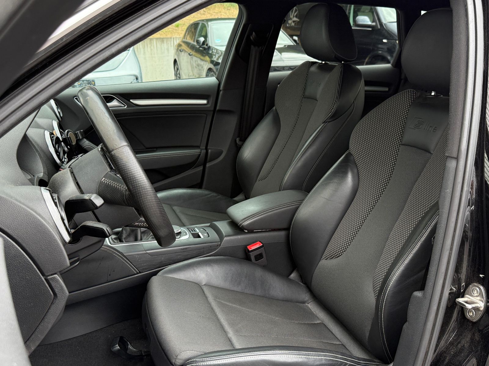 Fahrzeugabbildung Audi A3 Sportback S-Line Navi SHZ PDC Xenon Tempomat
