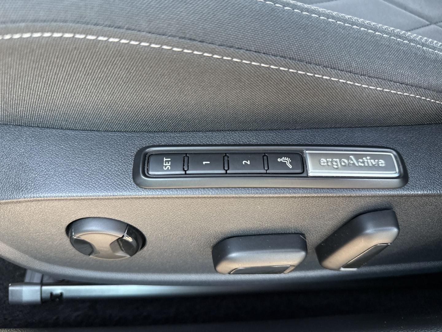 Volkswagen Golf VIII 1.5 eTSI DSG Style El. Panodach Navi D, миниатюра 18