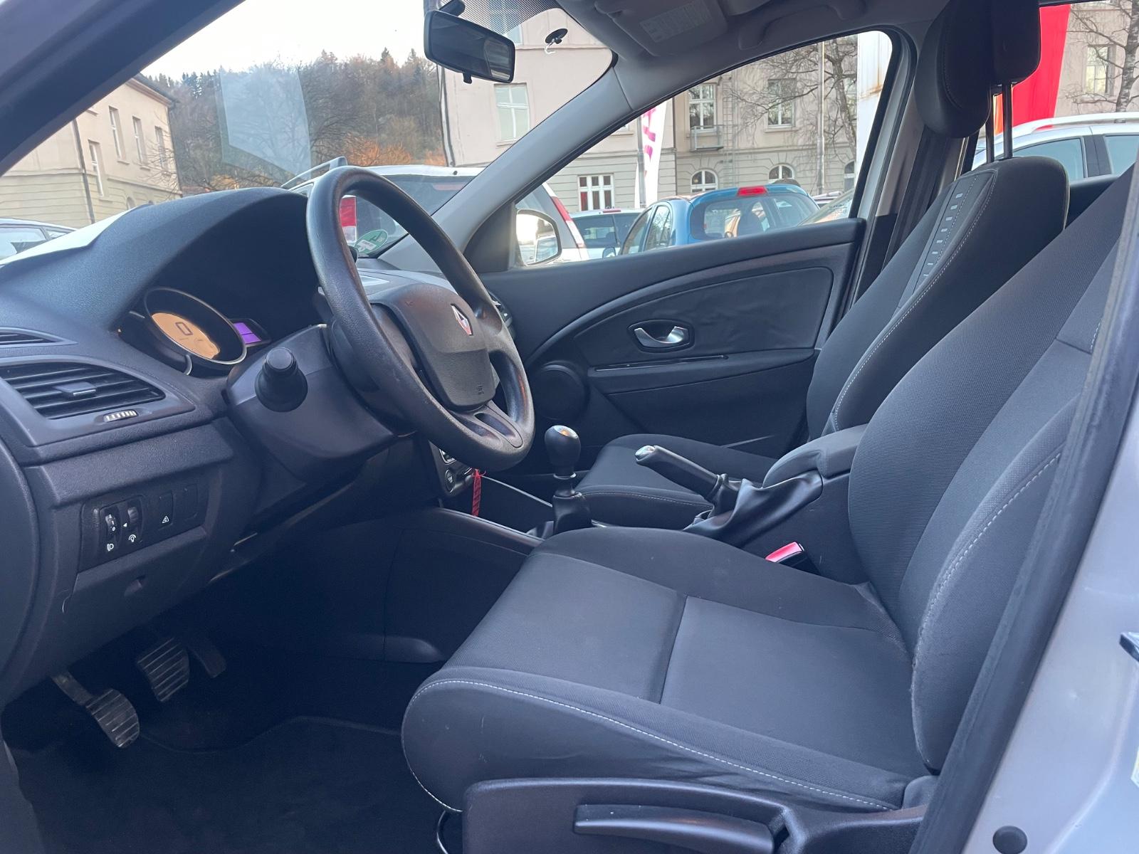 Renault Megane 2010 — photo 18