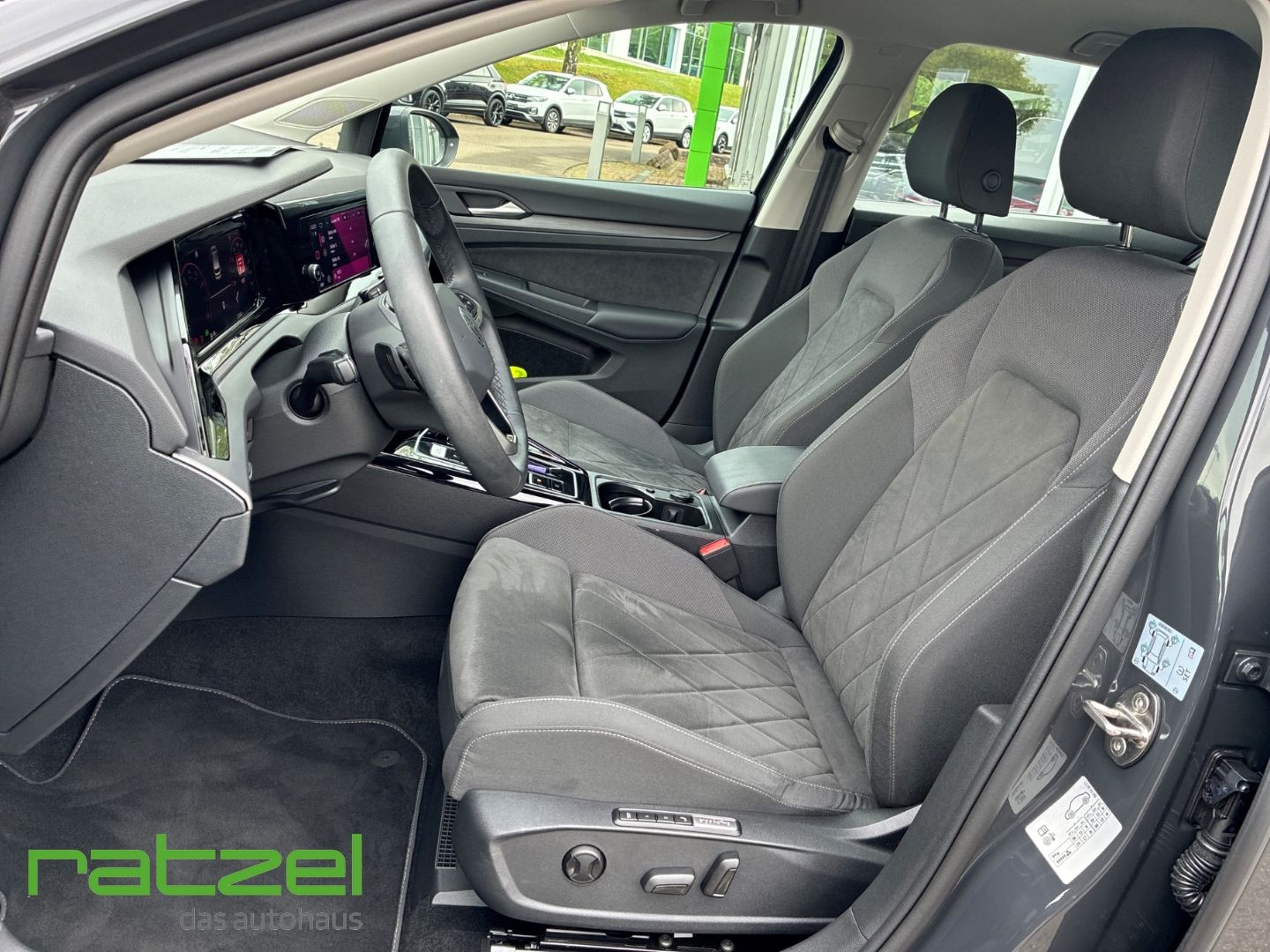 Fahrzeugabbildung Volkswagen Golf VIII Style eTSI DSG LED ergoActive Sitz App