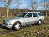 Mercedes-Benz Mercedes Benz W124  E220 Kombi - Mercedes-Benz E 220 mit Benzin-Antrieb: Kombi, Automatik