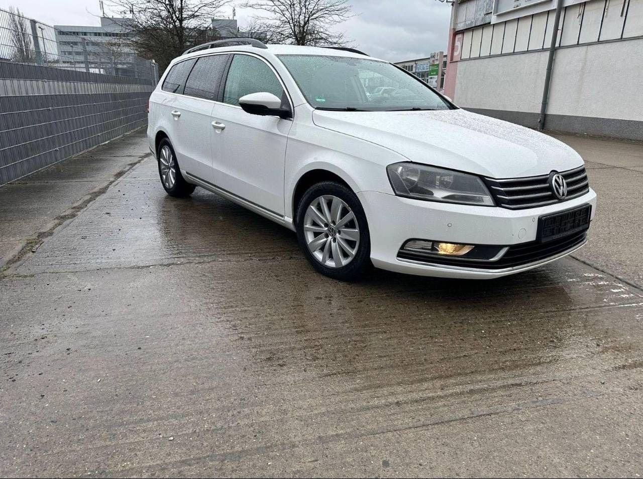 Volkswagen Passat 2012 — rear view