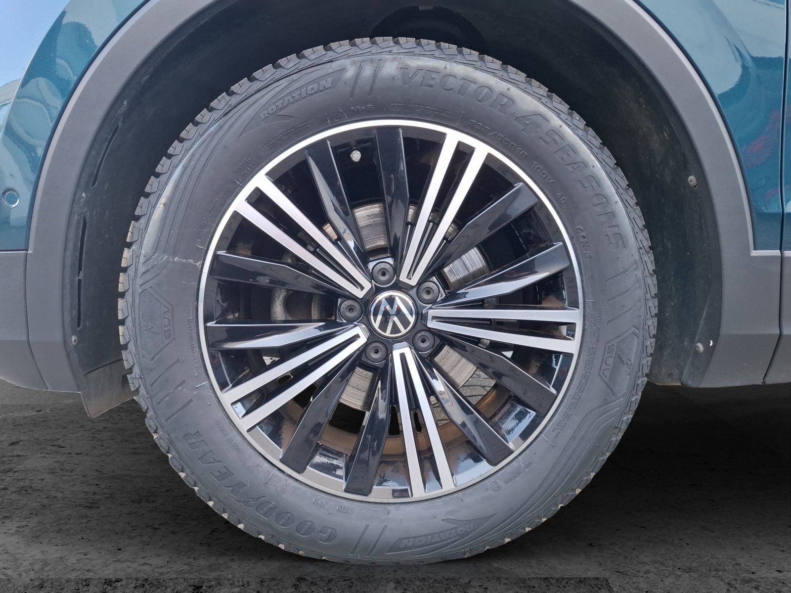 Fahrzeugabbildung Volkswagen Tiguan TSI Active DSG LED Navi ACC RFK SH 18"