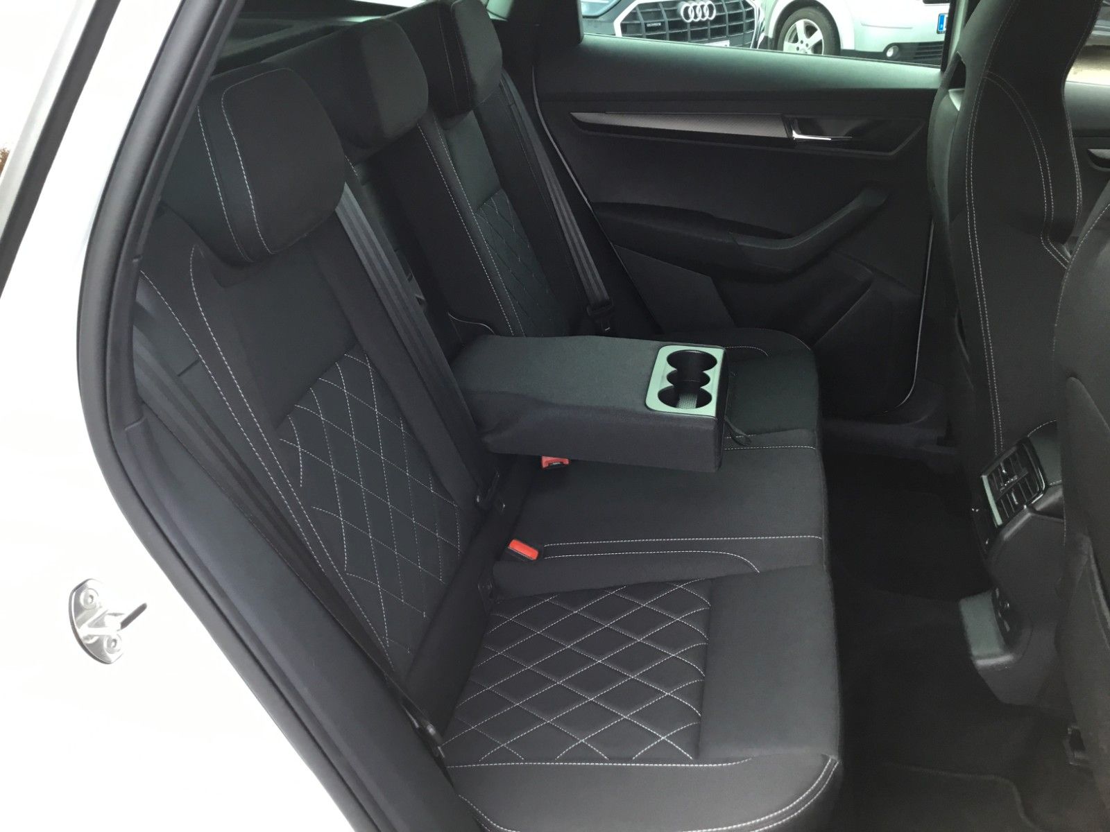 Fahrzeugabbildung SKODA Karoq 2.0l TDI DSG 4x4 SPORTLINE+AHK+18"+Kamera
