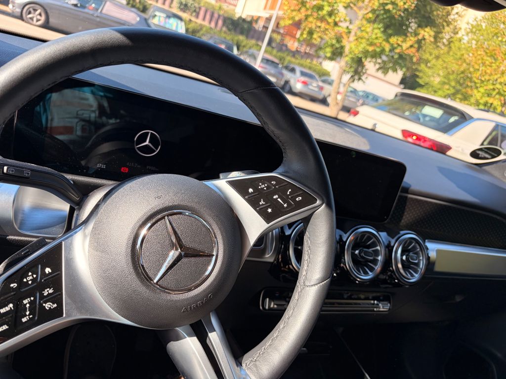 Image of Mercedes-Benz GLB 220