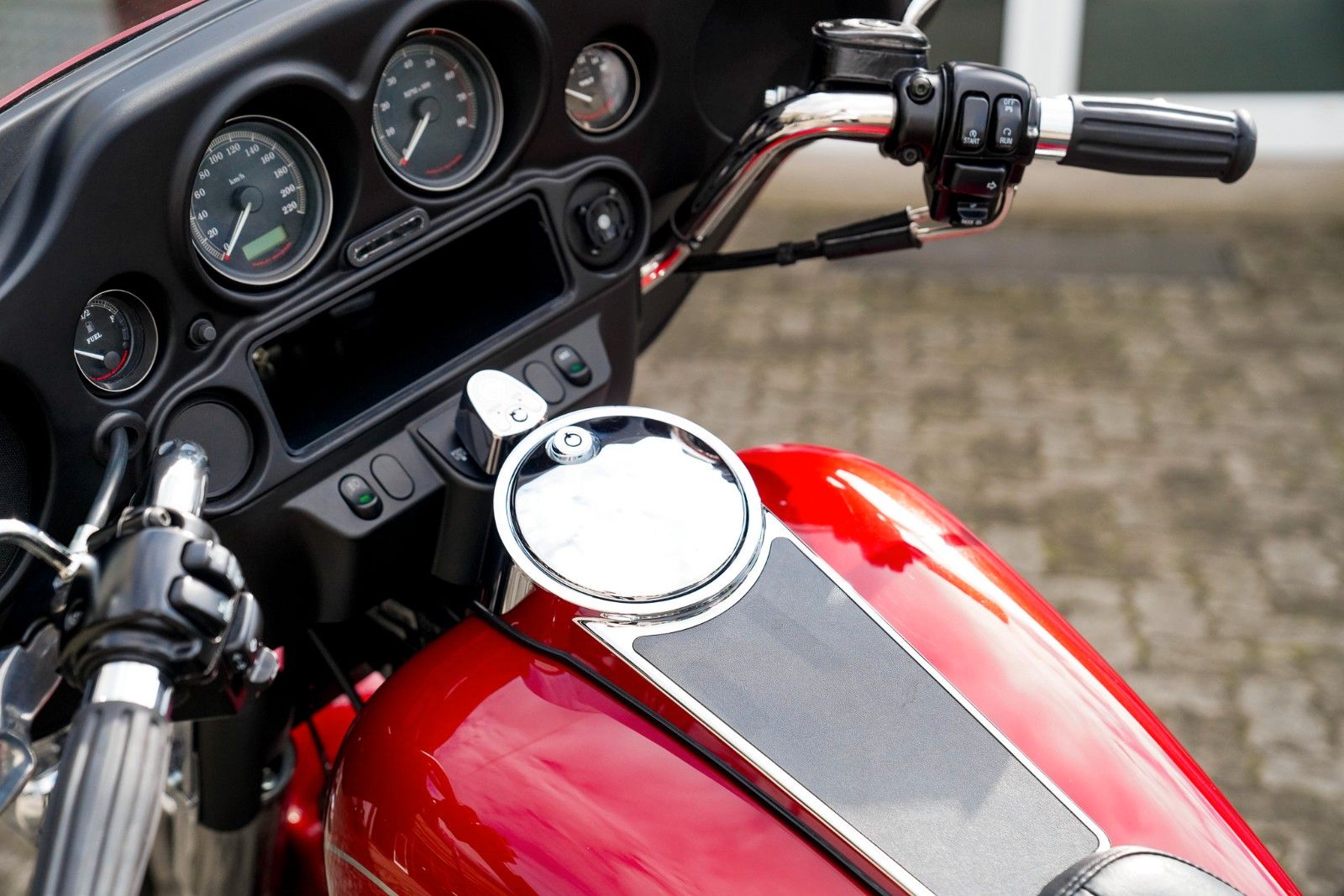 Fahrzeugabbildung Harley-Davidson FLHTP Electra Glide Twin Cam 96 - Sissybar -