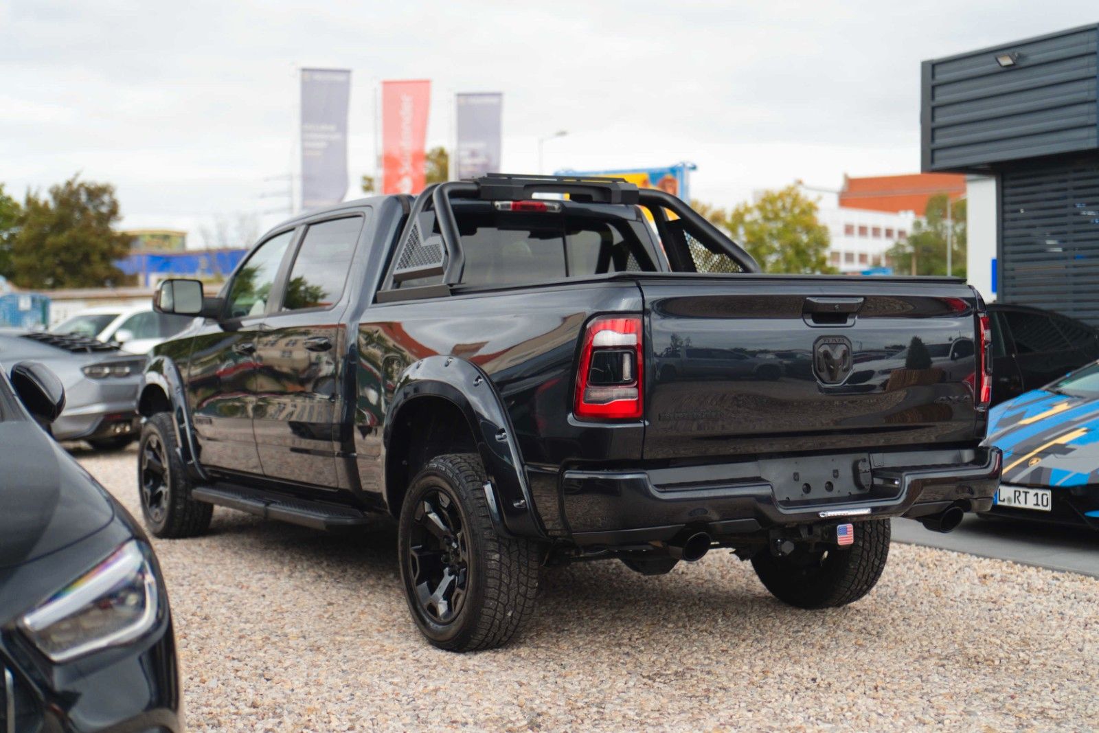 Fahrzeugabbildung Dodge RAM 5.7 V8 HEMI 4x4 OFFROAD Night-Paket LONGBED